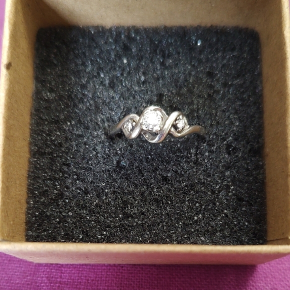 Jewelry - Elegant Silver Twirl Ring